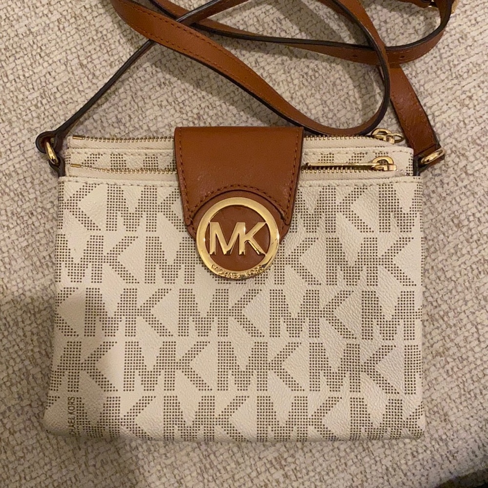 LIKE NEW Michael Kors cross body bag